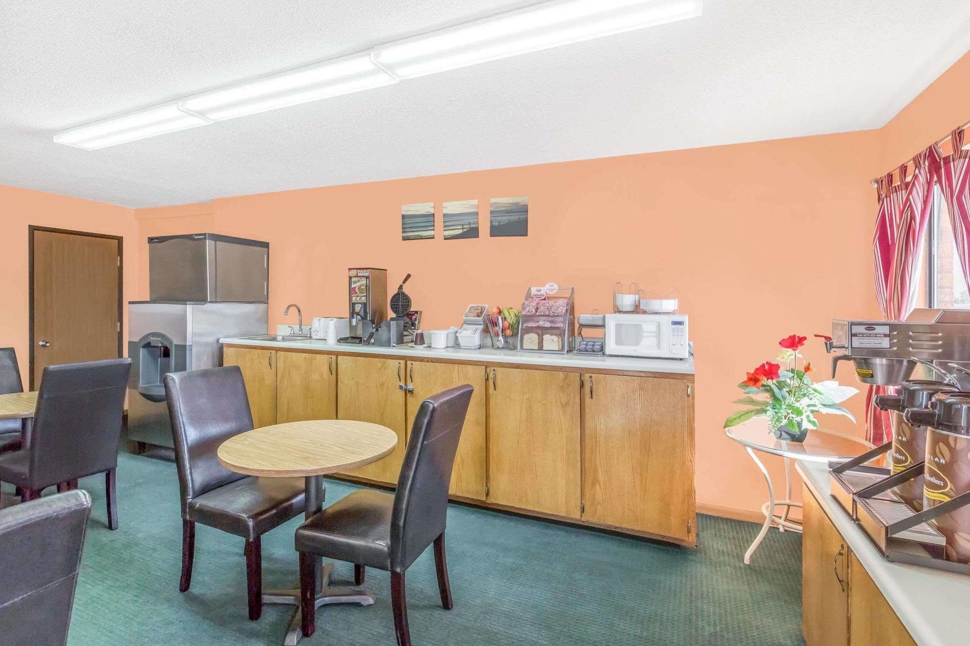 Budgetel Inn & Suites Butler Экстерьер фото